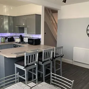 Modern Fully Refurbished 3 Bedroom Holiday home
